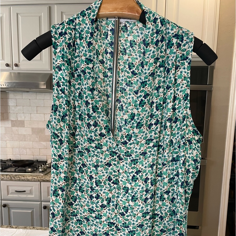 Rose‎ & Olive sleeveless V-neck shirt very lightweight. Perfect condition.